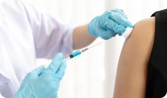Photo d’un pharmacien effectuant un vaccin pour illustrer la vaccination en pharmacie