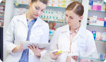 Photo d’un pharmacien donnant des conseils à un client sur la polymédication et sa prise de médicaments