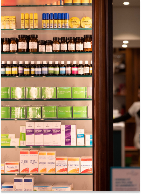 Photo d'un étalage de médicaments naturels, huiles essentielles, et produits phytothérapeutiques à la Pharmacie du Bourg-de-Four