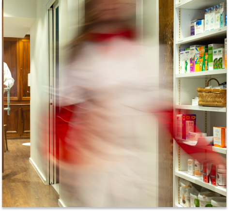 Photo d'une personne qui se déplace dans la Pharmacie de Bourg-de-Four à Genève