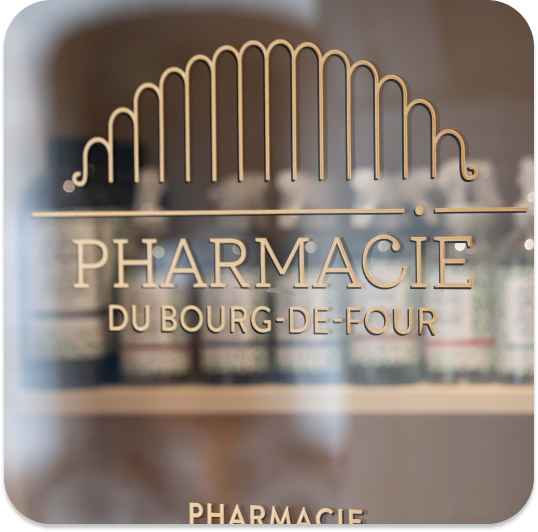 Logo de la Pharmacie de Bourg-de-Four sur la vitrine à Genève