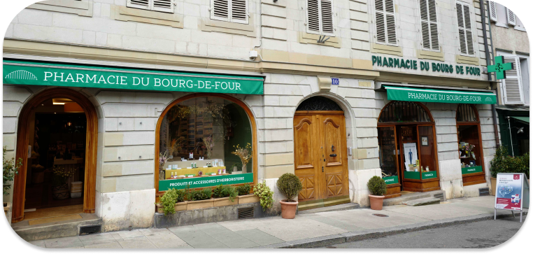 Devanture de la Pharmacie de Bourg-de-Four en vieille-ville de Genève avec ses deux espaces liés à la santé et à la médecine naturelle