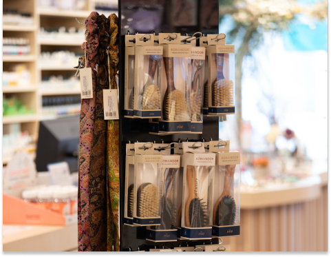 Sélection de brosses à cheveux en poils naturels proposées à la Pharmacie de Bourg-de-Four pour des cheveux soyeux